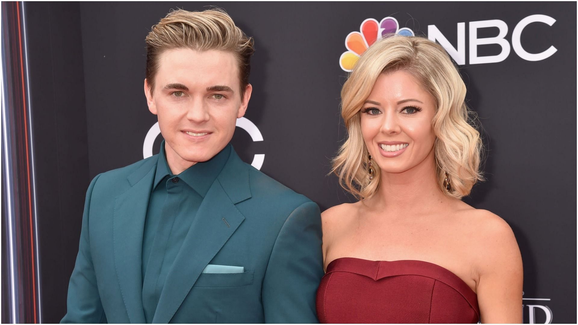 Jesse McCartney and Katie Peterson attend the 2018 Billboard Music Awards at MGM Grand Garden Arena on May 20, 2018 in Las Vegas, Nevada. (Image via Getty Images)