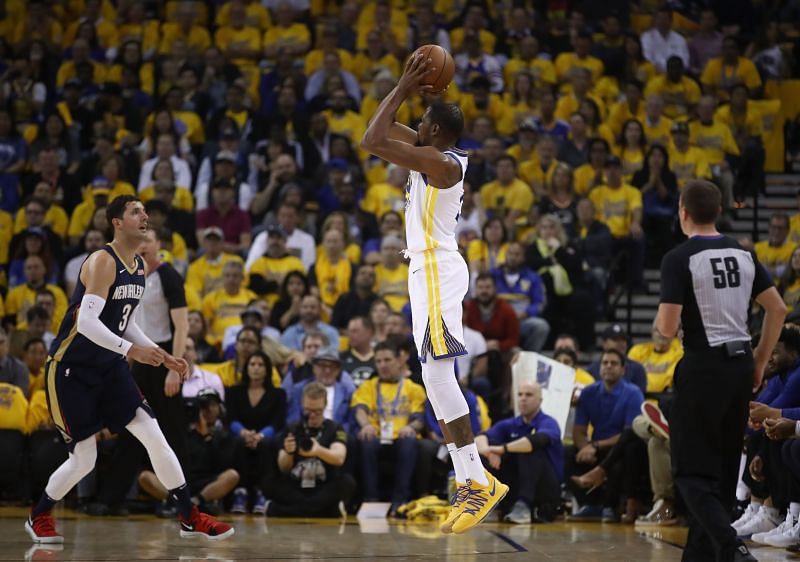 Kevin Durant shoots over Mirotic in a Golden State Warriors and New Orleans Pelicans playoff game