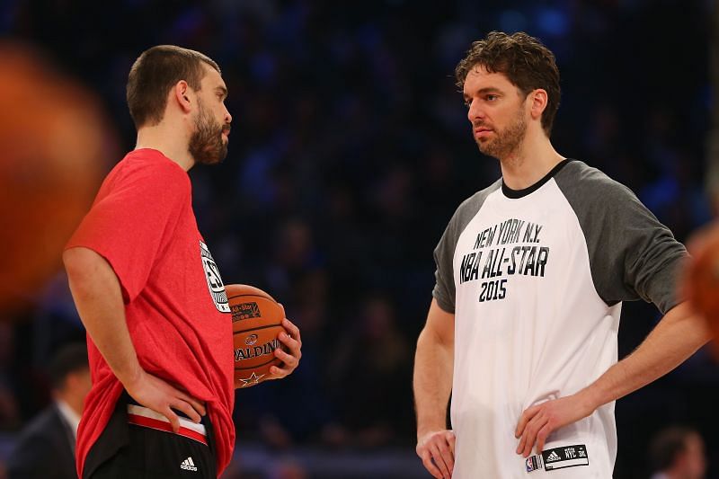 Marc Gasol (#33) of the Memphis Grizzlies talks with Pau Gasol (#16) of the Chicago Bulls.