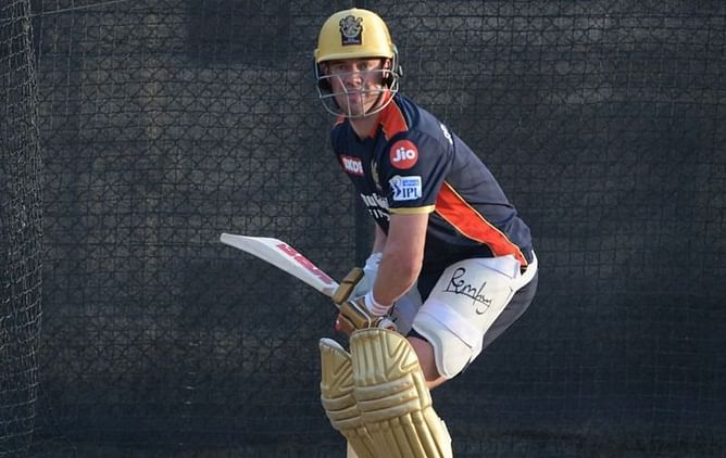 "AB de Villiers is unsure of his future, so making a long-term investment on him would be risky" - Brad Hogg's important suggestion to RCB