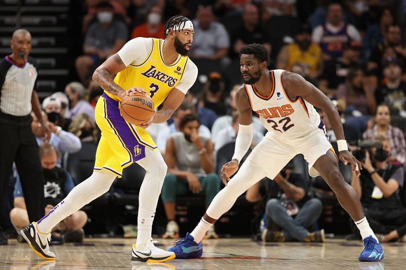 Anthony Davis of the LA Lakers against Phoenix Suns&#039; Deandre Ayton