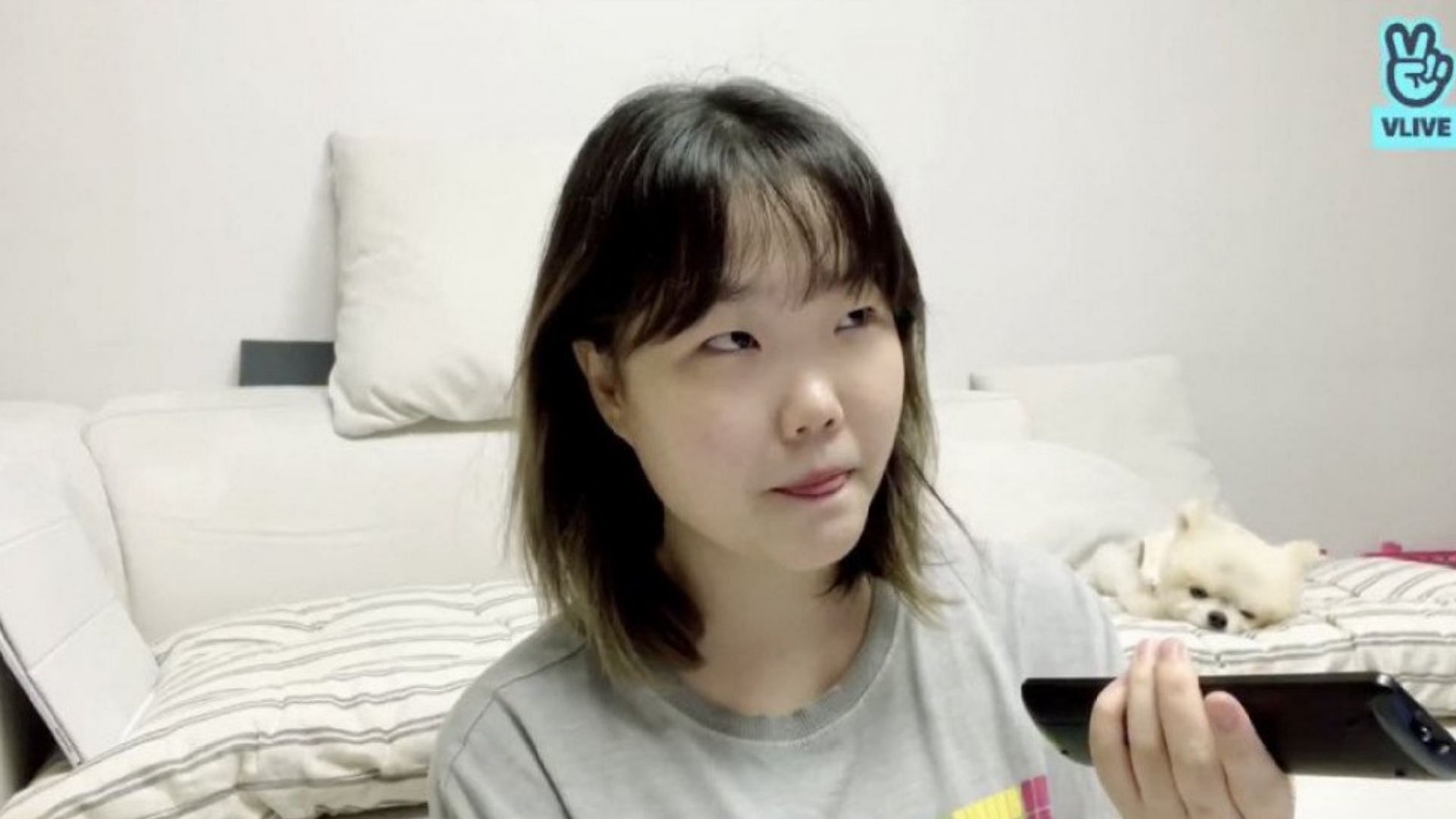A screenshot of Lee Suhyun. From Vlive broadcast (Image via Vlive)