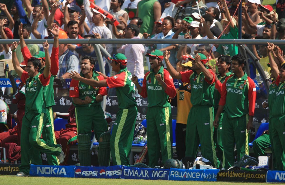 जीत के बाद जश्न मनाते बांग्लादेश के खिलाड़ी