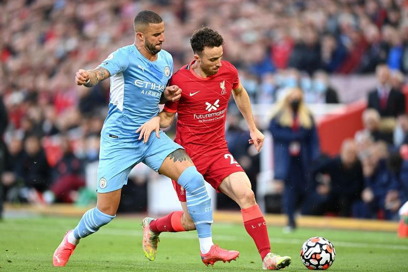 Manchester City&#039;s Kyle Walker (left) attempts to tackle Liverpool&#039;s Diogo Jota.