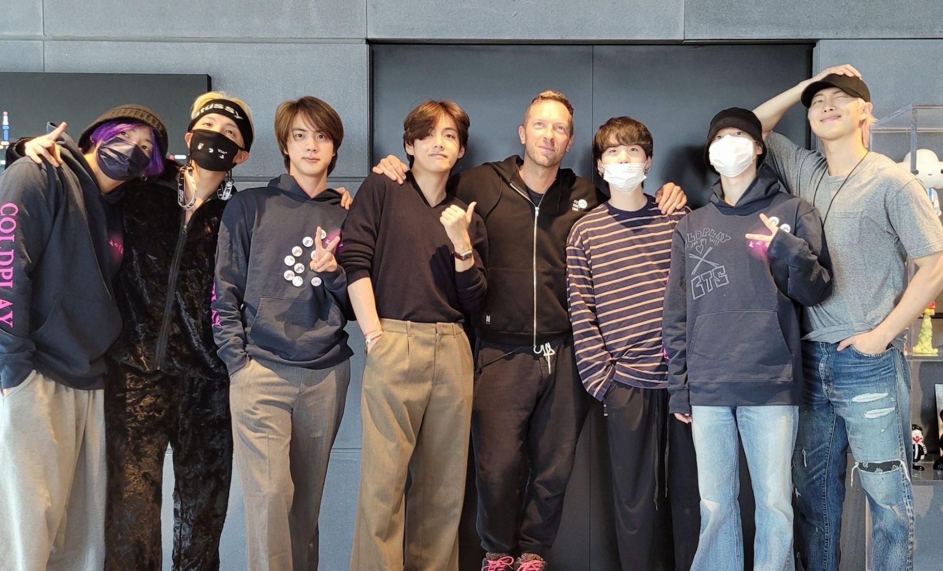 BTS members with Coldplay&#039;s Chris Martin (Image via Twitter/@BTS_bighit)