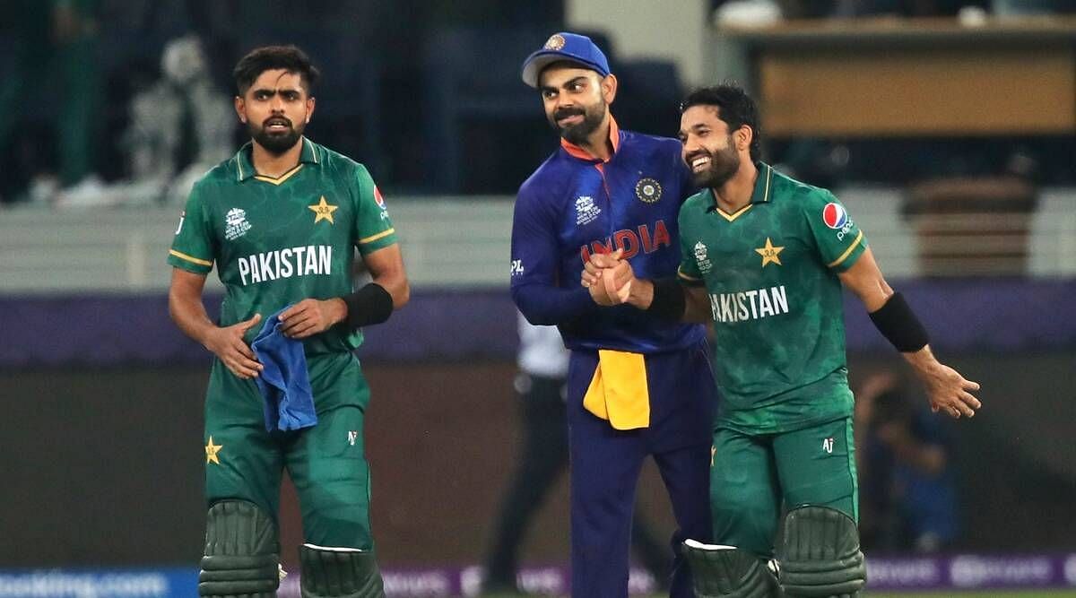 पाकिस्तान की जीत के बाद बल्लेबजों को बधाई देते विराट कोहली