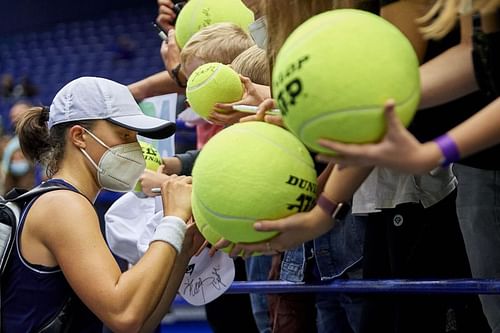 Iga Swiatek signs autographs at the J&T Banka Ostrava Open 2021