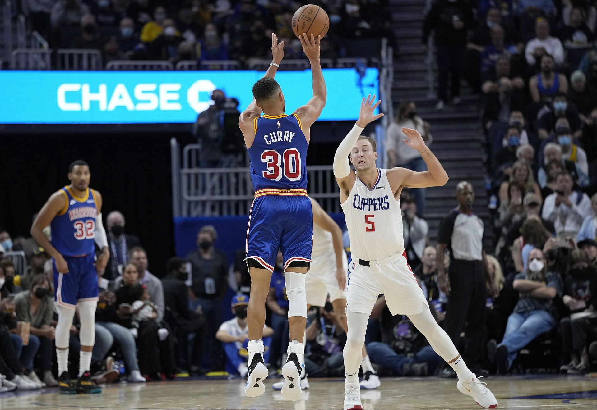 Stephen Curry shoots over Luke Kennard at the LA Clippers v Golden State Warriors game