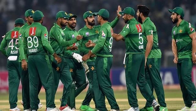 पाकिस्तानी टीम से आजम खान को बाहर कर दिया गया है