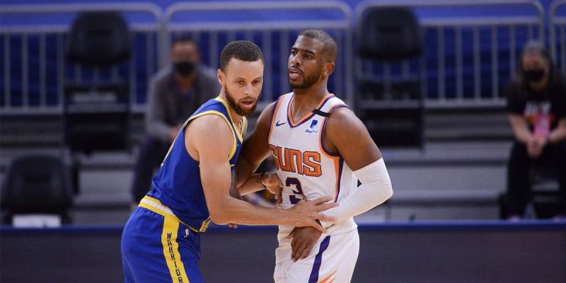 Stephen Curry guards Chris Paul of the Phoenix Suns