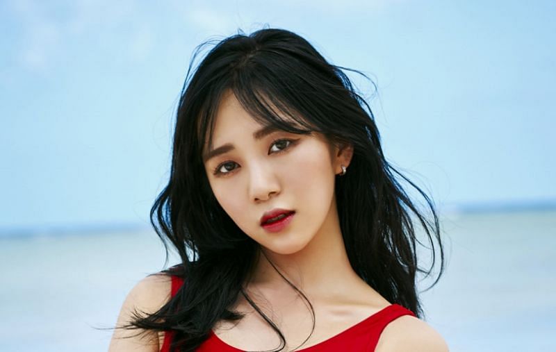 Ex-AOA member Kwon Mina returns to Instagram, and has a million followers already