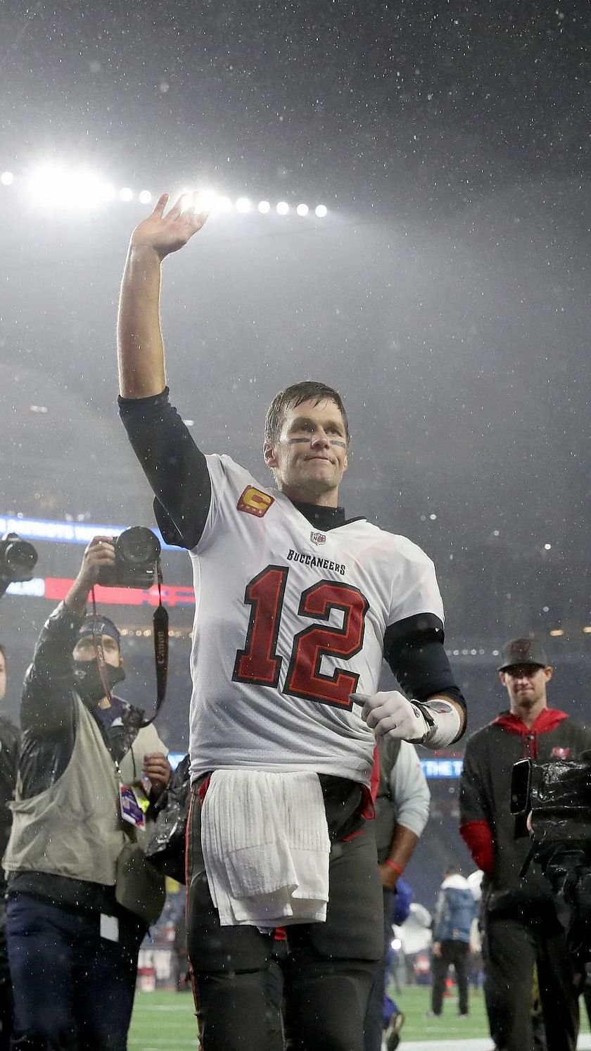 Tom Brady and Bill Belichick share short hug after Patriots vs Bucs