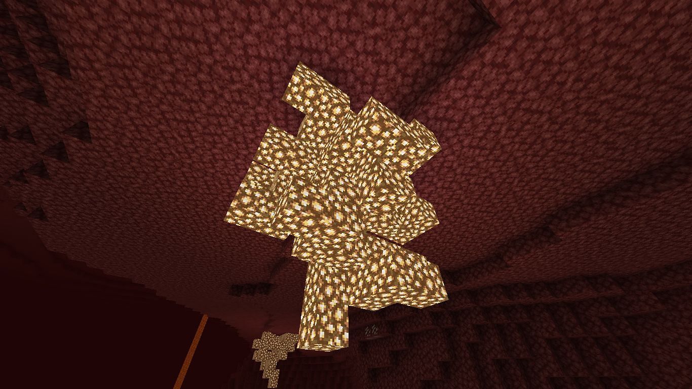 Glowstone colgando del techo de Nether (Imagen a través de Minecraft)