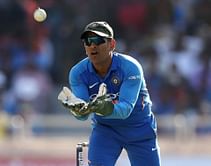 "एम एस धोनी ने मुझसे कहा कि तुम बेड पर सो जाओ मैं फर्श पर सो जाऊंगा"