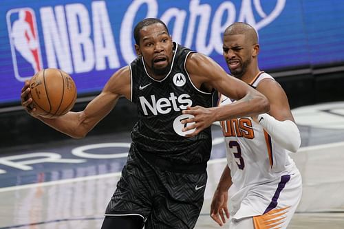 Kevin Durant drives past Chris Paul