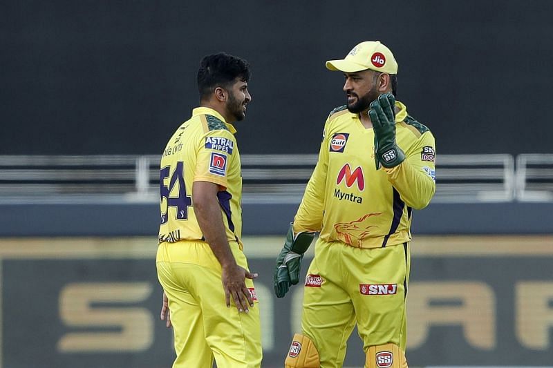 Shardul Thakur (L) having a chat with CSK skipper MS Dhoni (Image Courtesy: IPL Twitter)