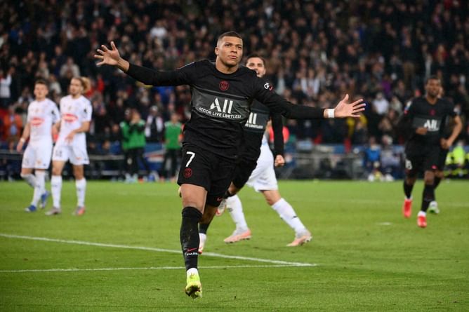 Paris Saint-Germain 2-1 Angers: 5 talking points as controverial Kylian Mbappe penalty secures poor comeback victory | Ligue 1 2021-22