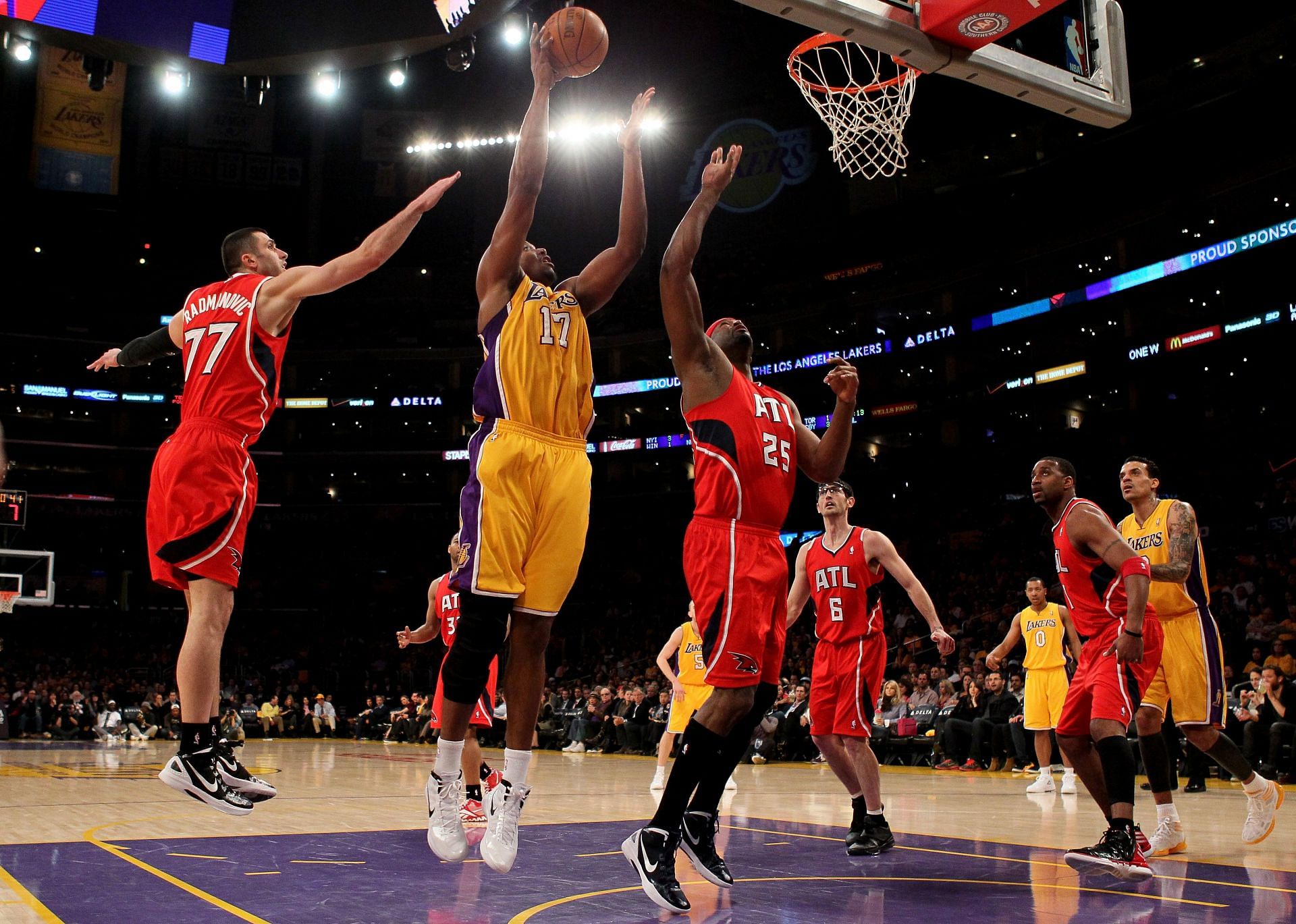 Vladimir Radmanovic attempts to block Andrew Bynum of the LA Lakers