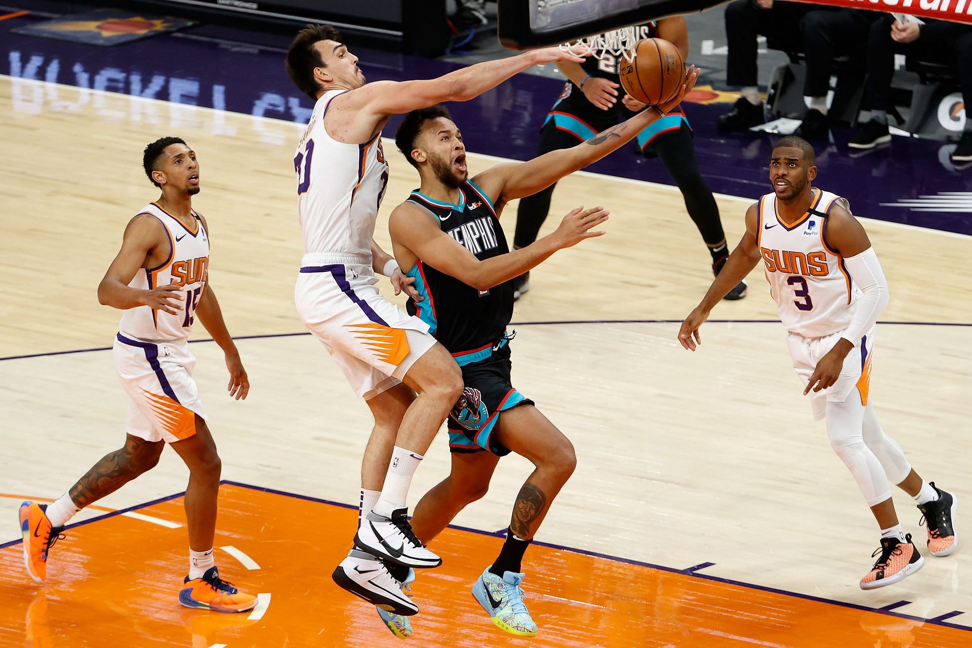 Dario Saric attempts to block Kyle Anderson's layup attempt