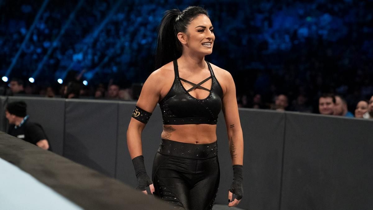Sonya Deville interferes in a match between Baszler and Naomi