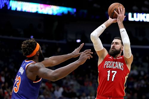 New York Knicks center Mitchell Robinson guarding Jonas Valančiūnas