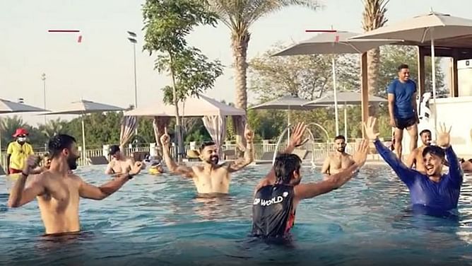 IPL 2021 - RCB के खिलाड़ियों ने ‘Clashathon’ के तहत पूल वॉलीबॉल में हिस्सा लिया
