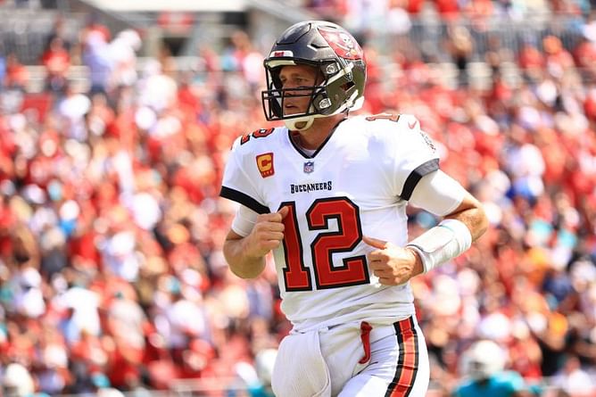 Tom Brady and other 2 QBs to throw over 400 yards and 0 INTs this season