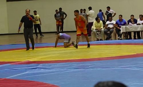 Shubham (in orange singlet) vs Panjak at selection trials in New Delhi. (©Screengrab)