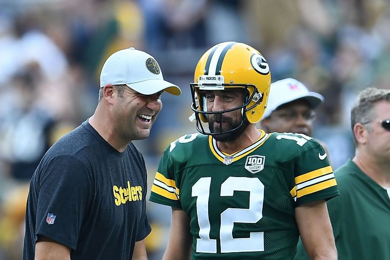 Aaron Rodgers and Ben Roethlisberger talking on the sidelines in 2018