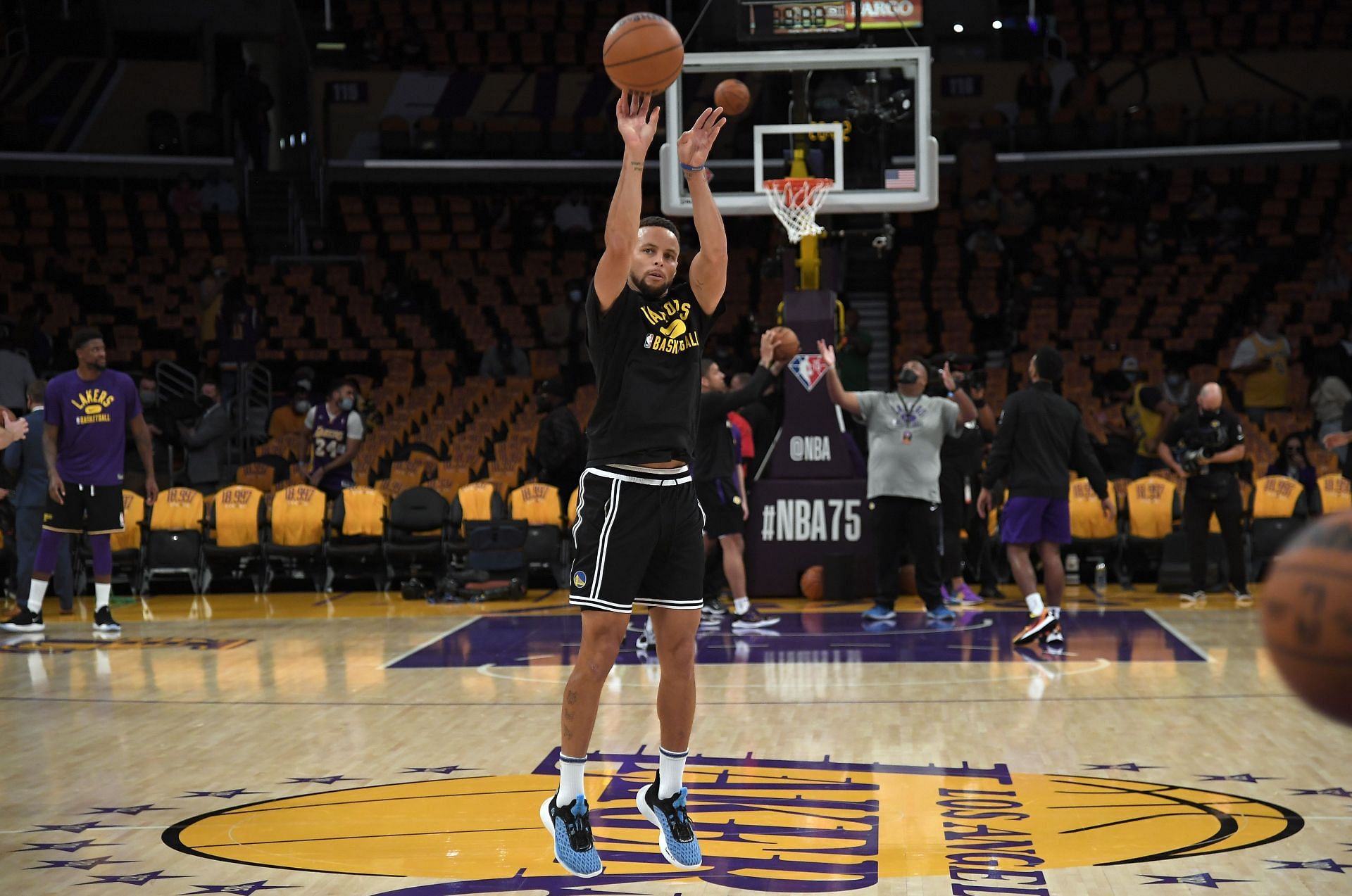 Stephen Curry warms up ahead of the Golden State Warriors v Los Angeles Lakers game