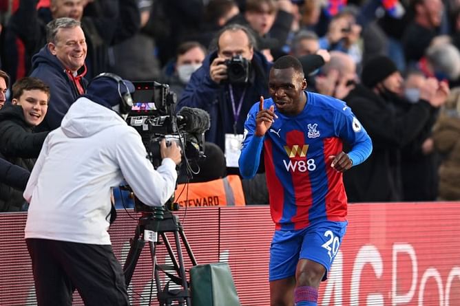 5 active players with most headed goals in the Premier League