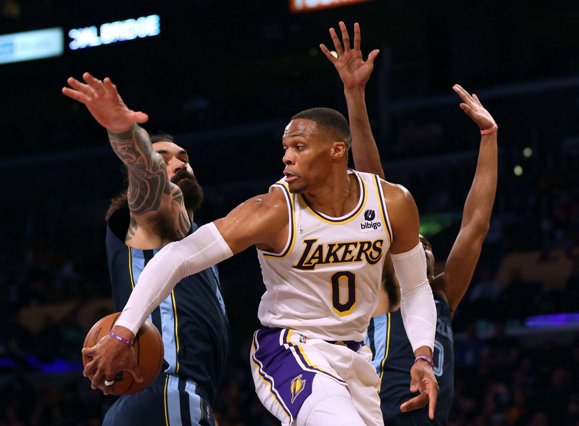 Los Angeles Lakers Russell Westbrook making a behind the back pass against the Memphis Grizzlies