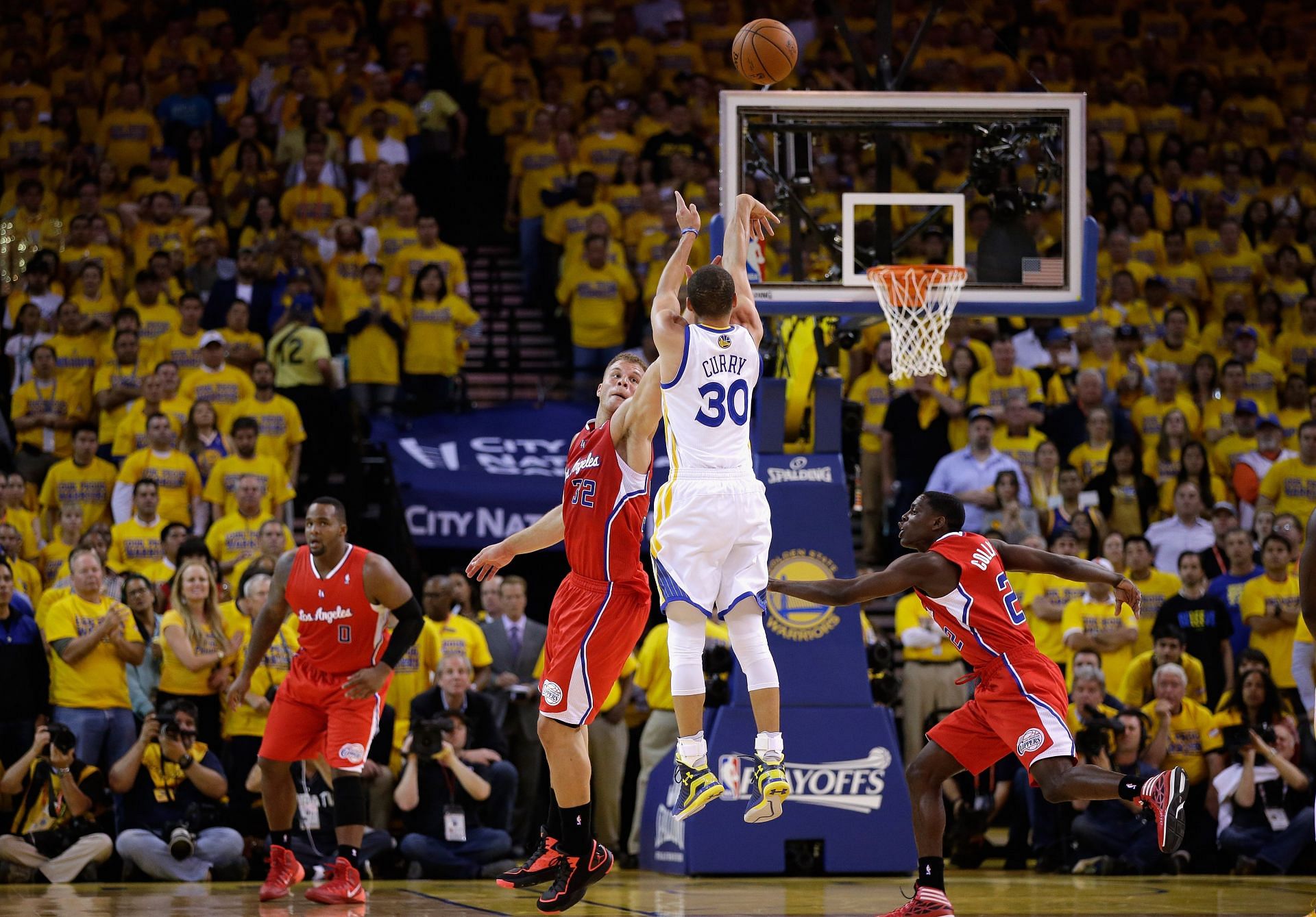 Stephen Curry shooting past Blake Griffin during the 2014 playoffs