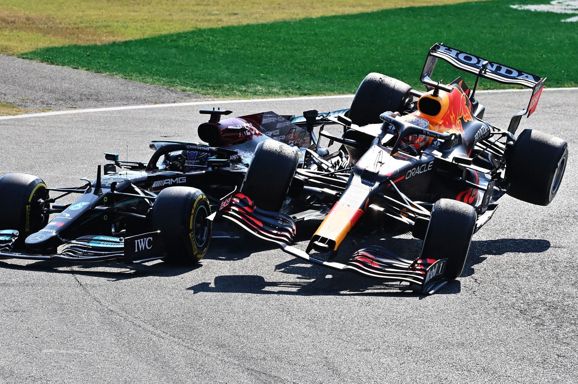 Max Verstappen clashes with Lewis Hamilton at the 2021 Italian Grand Prix in Monza. (Photo by Peter Van Egmond/Getty Images)