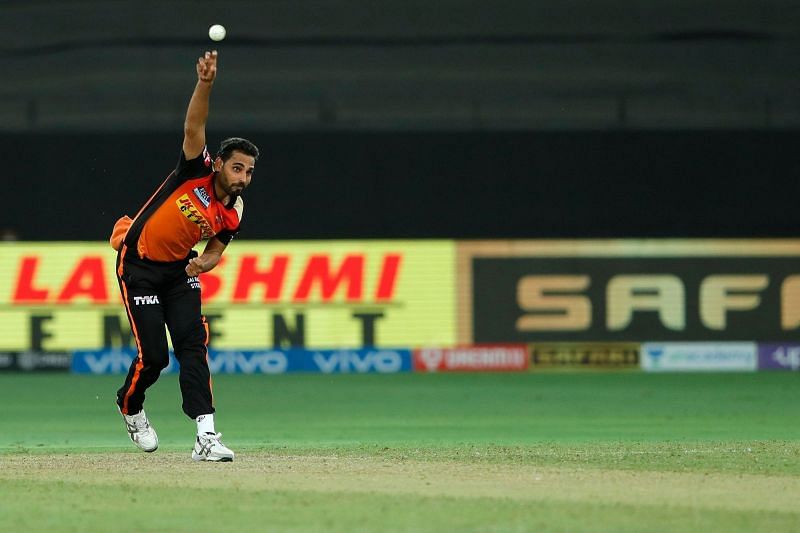 भुवनेश्वर कुमार आईपीएल में गेंदबाजी के दौरान (Photo Credit - IPLT20)