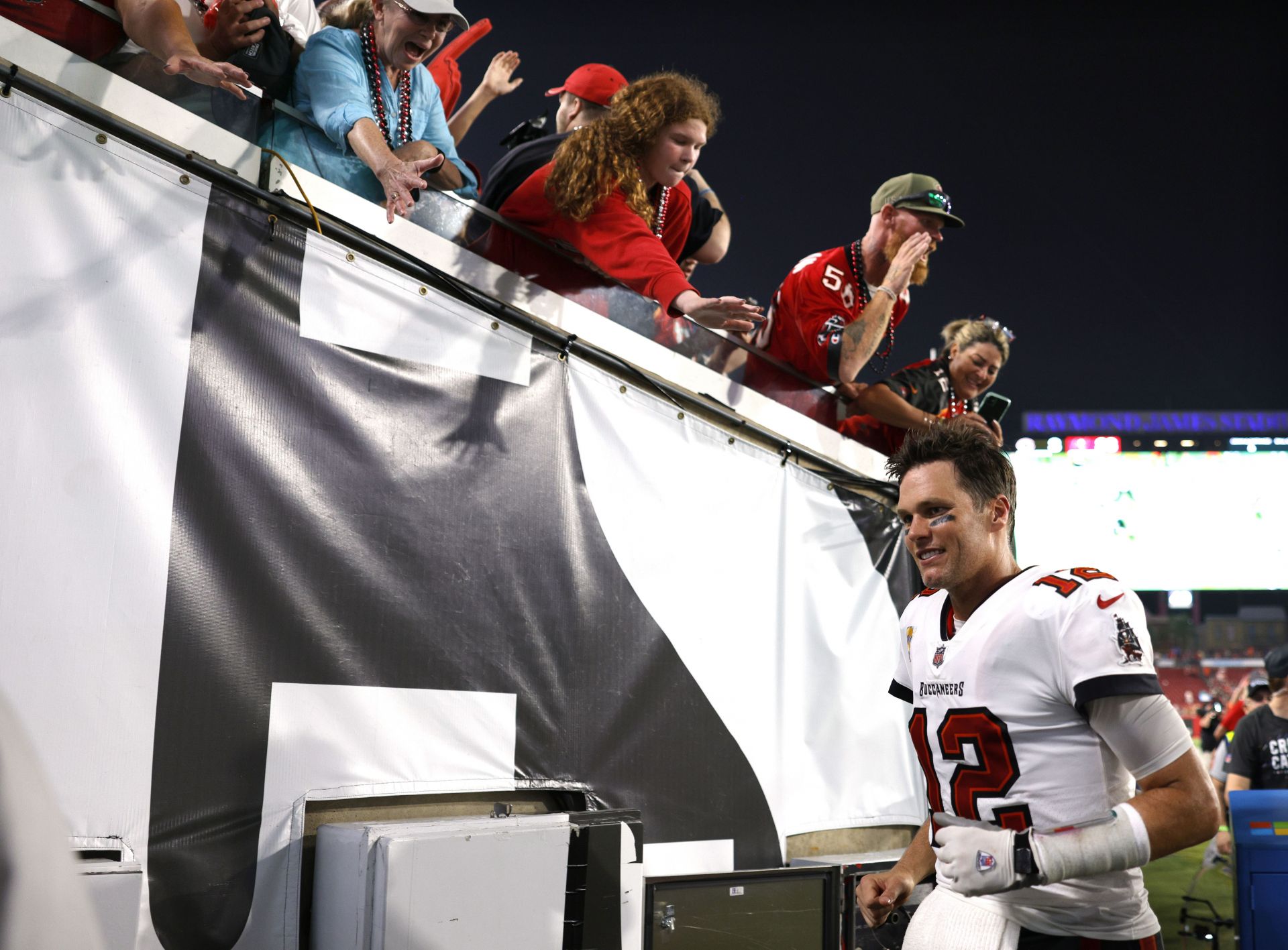 Young fan catches Tom Brady's attention with sign at Bucs game