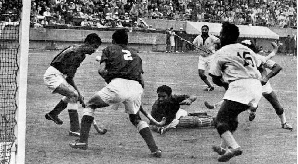 1964 में भारत-पाकिस्तान के बीच लगातार तीसरा ओलंपिक हॉकी फाइनल खेला गया।