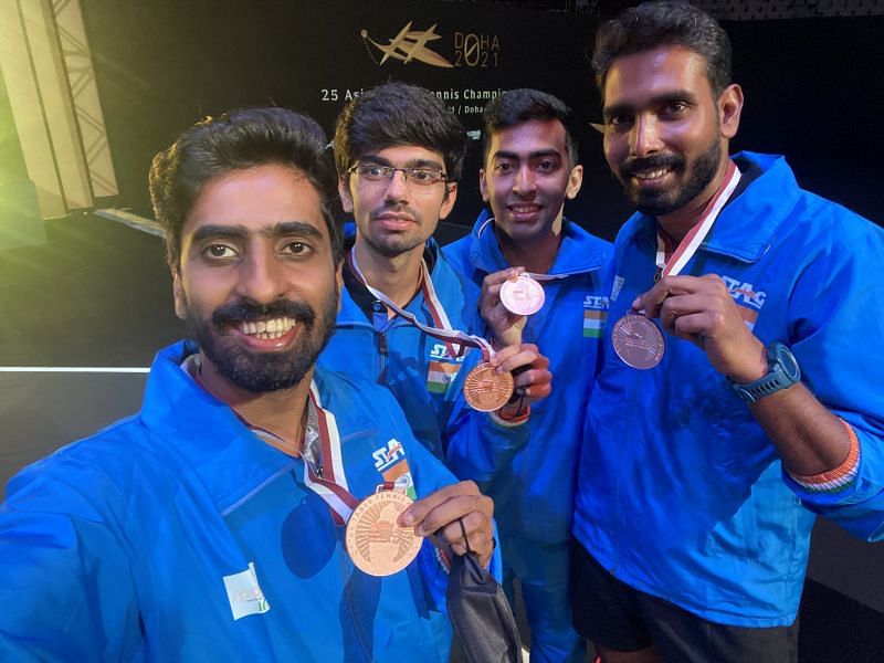 पुरुष डबल्स के पदक के साथ टीम इंडिया के खिलाड़ी।