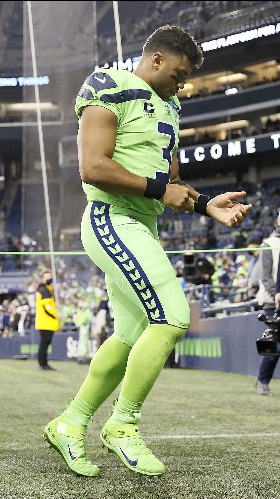 Seahawks QB Russell Wilson officially placed on IR after finger