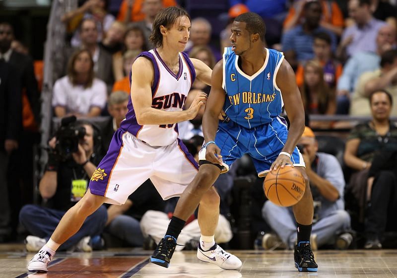 Steve Nash guards Chris Paul during an NBA game in 2007.