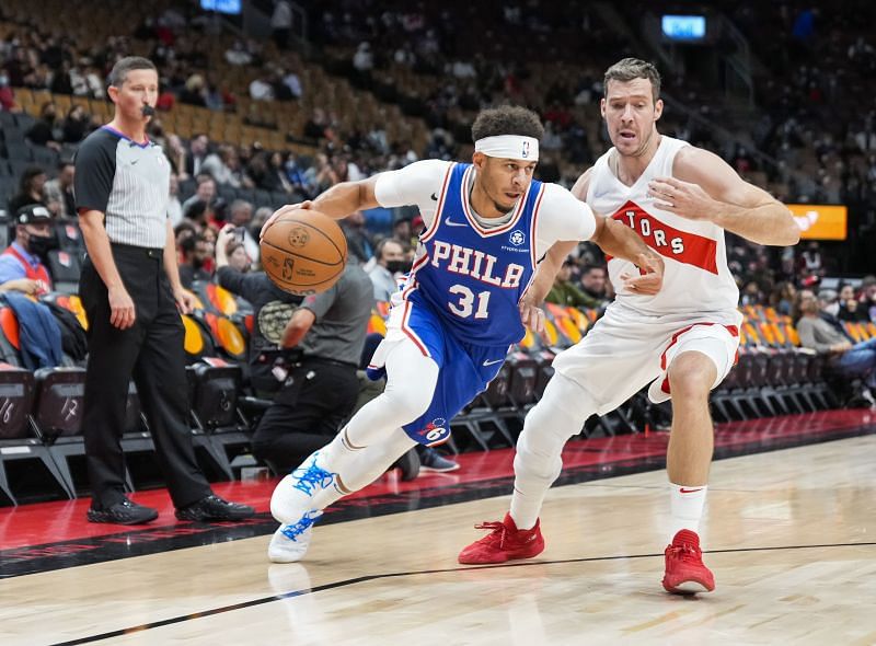 Seth Curry (#31) of the Philadelphia 76ers drives against Goran Dragic (#7) of the Toronto Raptors.