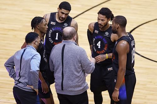 New York Knicks Head Coach Tom Thibodeau with the players