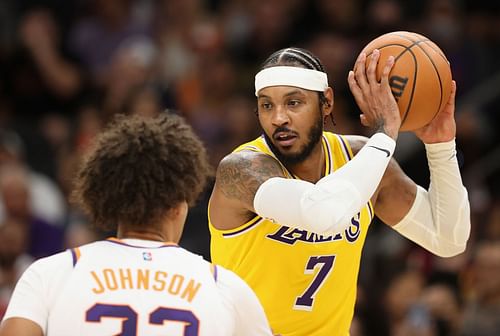 Carmelo Anthony faces up against Cameron Johnson