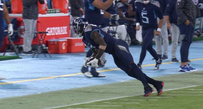 Watch: Julio Jones tip-toes, takes incredible catch off Bills safety's helmet