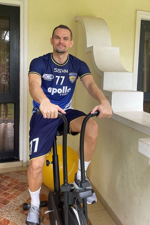 Vladimir Koman working out during his quarantine period in India. (PC: Chennaiyin FC)