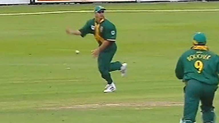 A screengrab of Herschelle Gibbs&rsquo; dropped catch.