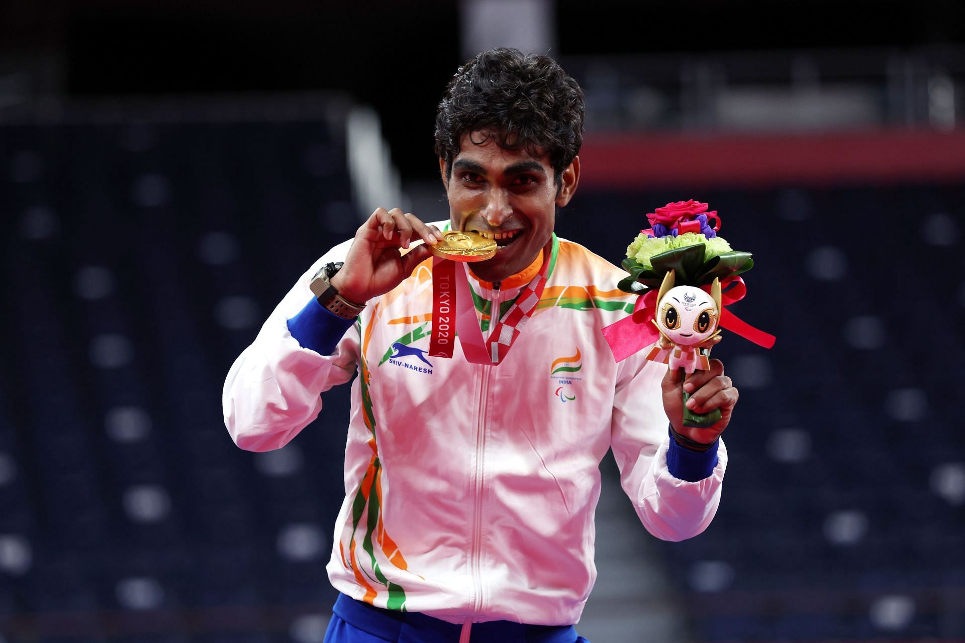 Pramod Bhagat with his gold medal at the Tokyo Paralympics. (PC: Getty Images)