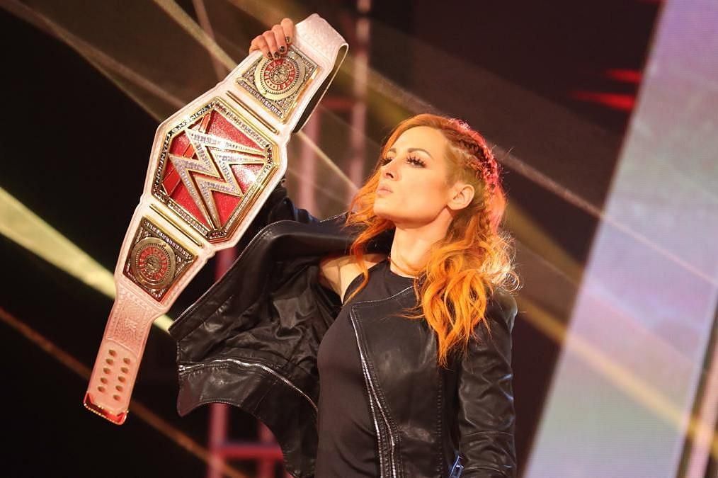 Becky Lynch holding up the RAW Women&#039;s Title