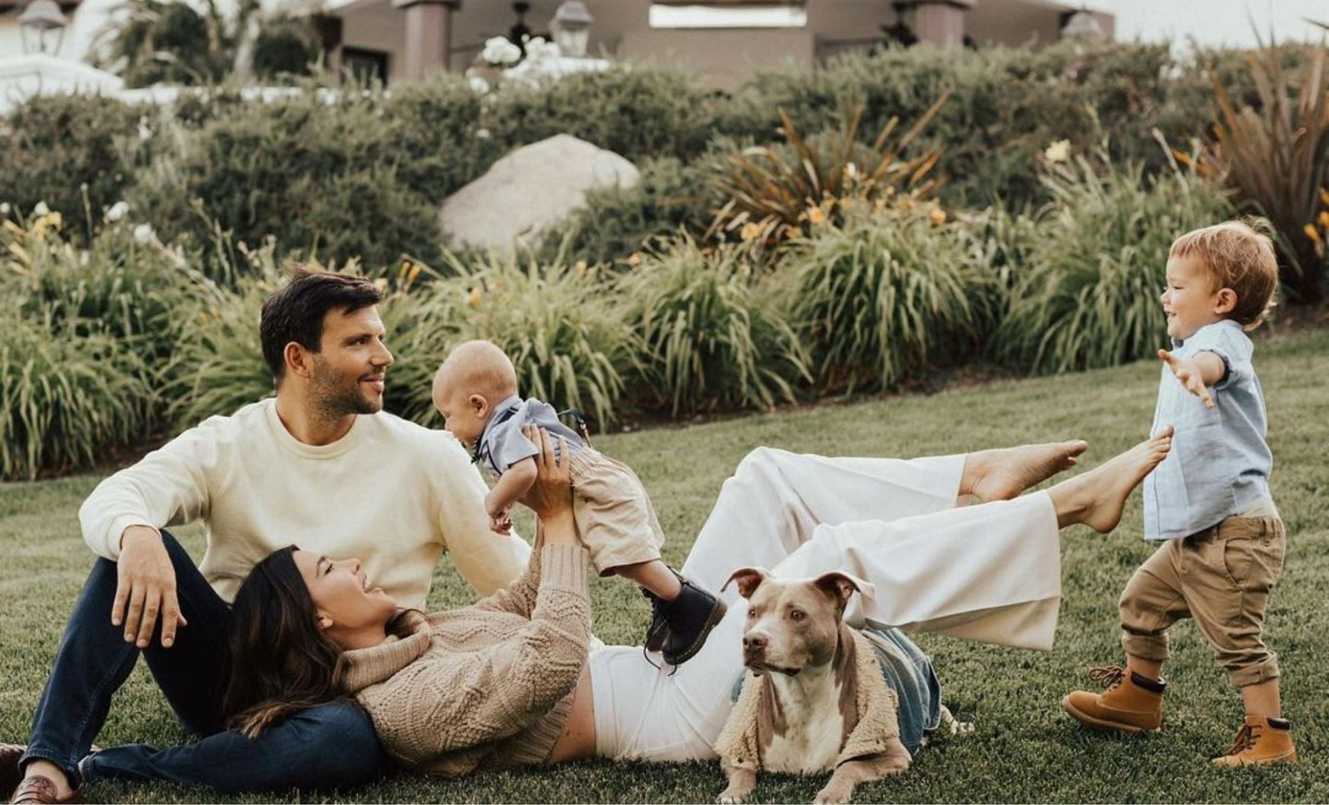 &quot;Fam Bam grounding sesh&quot; Jacqueline Wood and Elam Ruspoli with their children(image via jacquelinemwood_1/instagram)