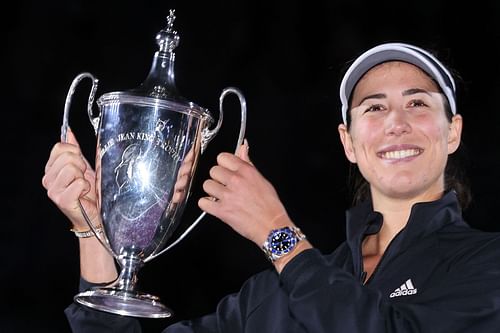 Garbine Muguruza with the 2021 WTA Finals trophy